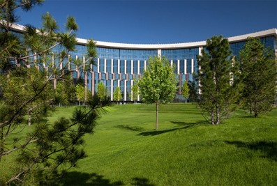 Современный бизнес-центр ночью